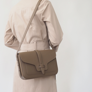 Сумка Universel с двумя плечевыми ремнями из кожи теленка, цвета латте