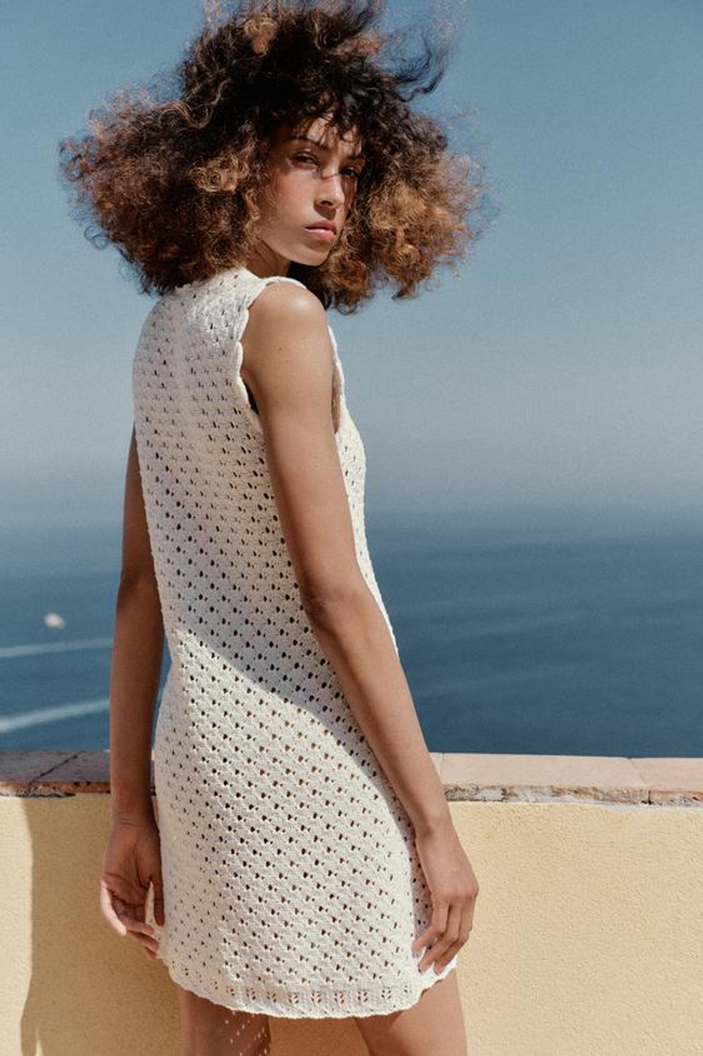 ZARA МИНИ-ПЛАТЬЕ ИЗ ТРИКОТАЖА POINTELLE, БЕЛЫЙ