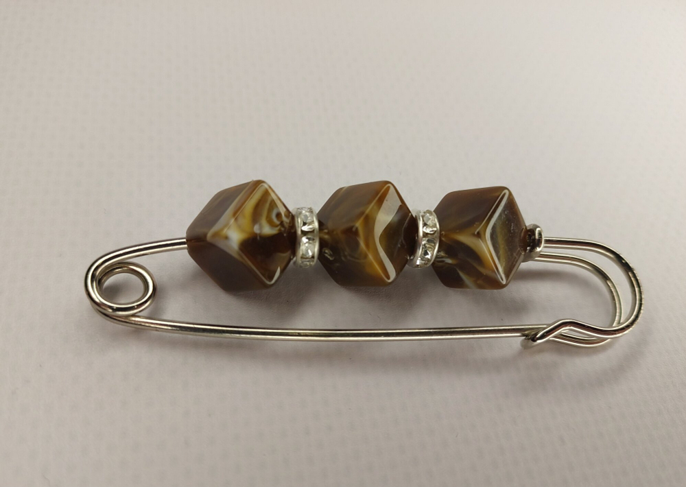 Булавка брошь "Коричневые камешки" для кардигана, пальто, платков, костюмов, шарфа, одежды .Цвет коричневый.