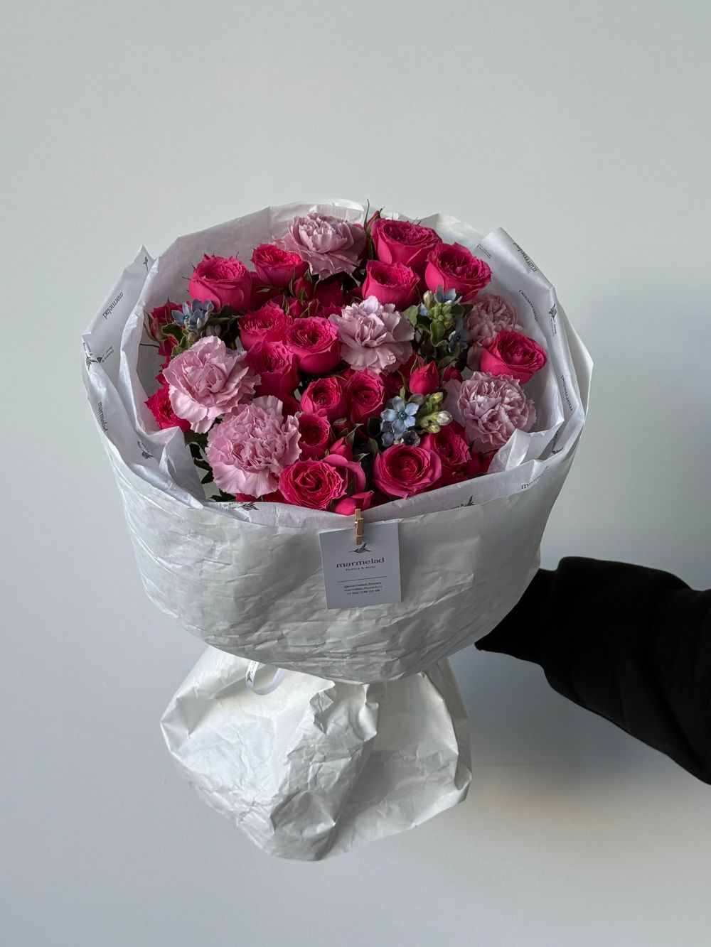 Букет из кустовых роз в ярком оттенке, диантусов и оксипеталума