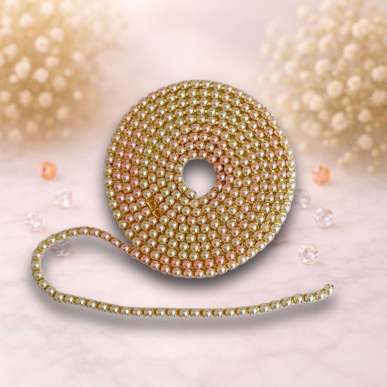 стразовая лента с ярко розовой жемчуженой на золотом метале,1метр