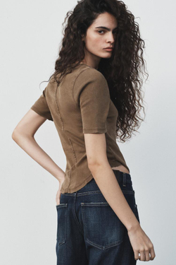 ZARA ФУТБОЛКА С ЭФФЕКТОМ ПОТЕРТОСТИ, ТЕМНО-КОРИЧНЕВЫЙ