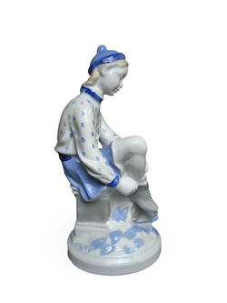 Фарфоровая статуэтка "Конькобежка" Гжель