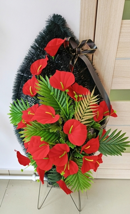 Венок с красными каллами . 110 см . АртВ 004