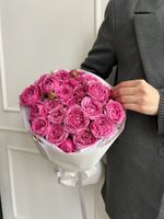 Букет из ярких кустовых пионовидных роз