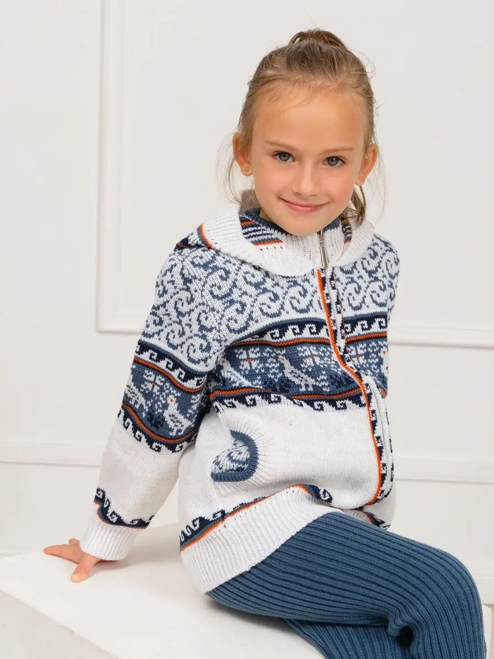 Кофта вязаная с капюшоном