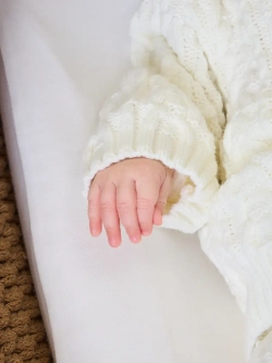 вязаный костюм для новорожденных