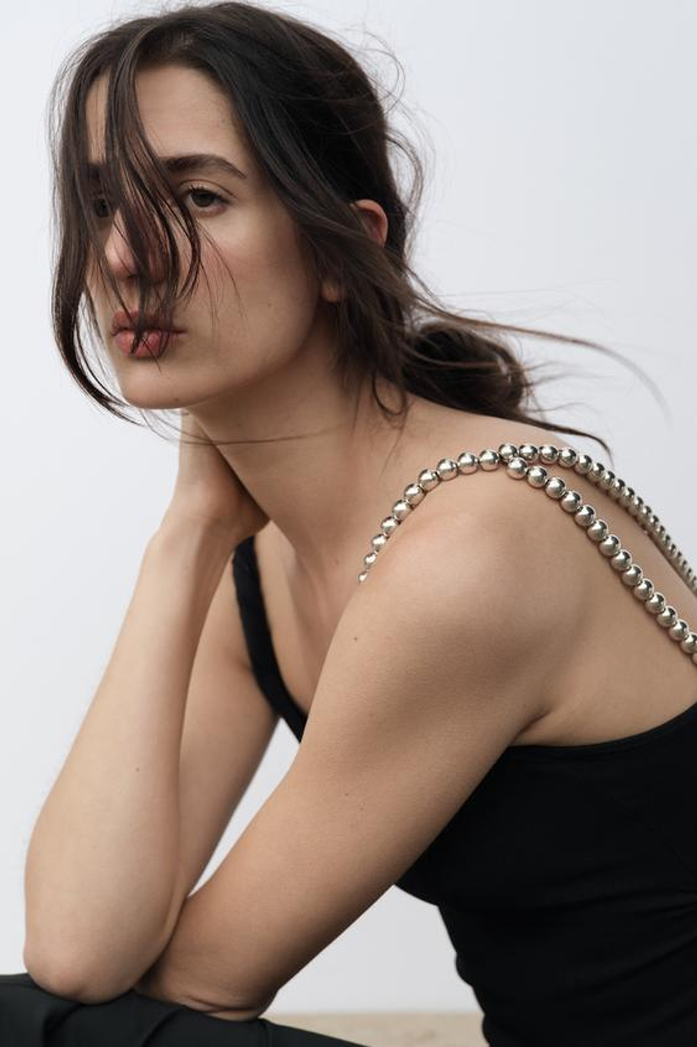 ZARA ТРИКОТАЖНЫЙ ТОП НА БРЕТЕЛЯХ С БУСИНАМИ, ЧЕРНЫЙ