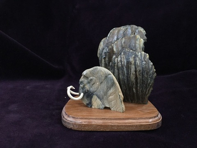 Мамонт у скалы