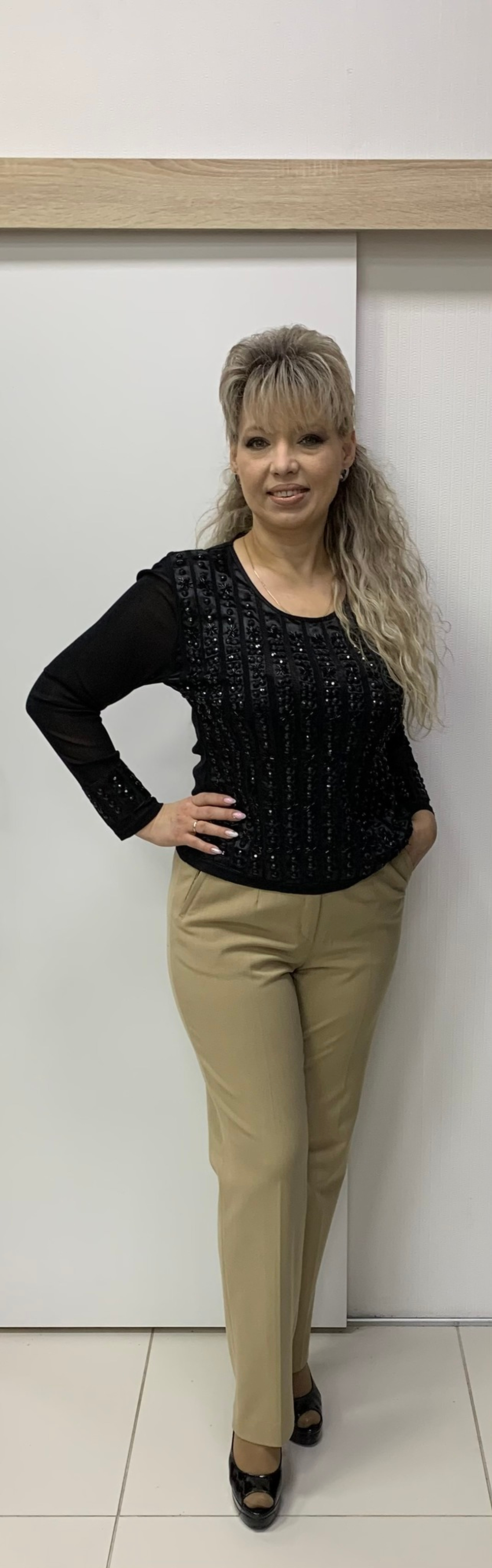 Классические бежевые стрейчевые брюки