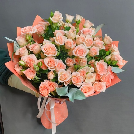 Букет из 11 кустовых роз с белыми веточками рускуса