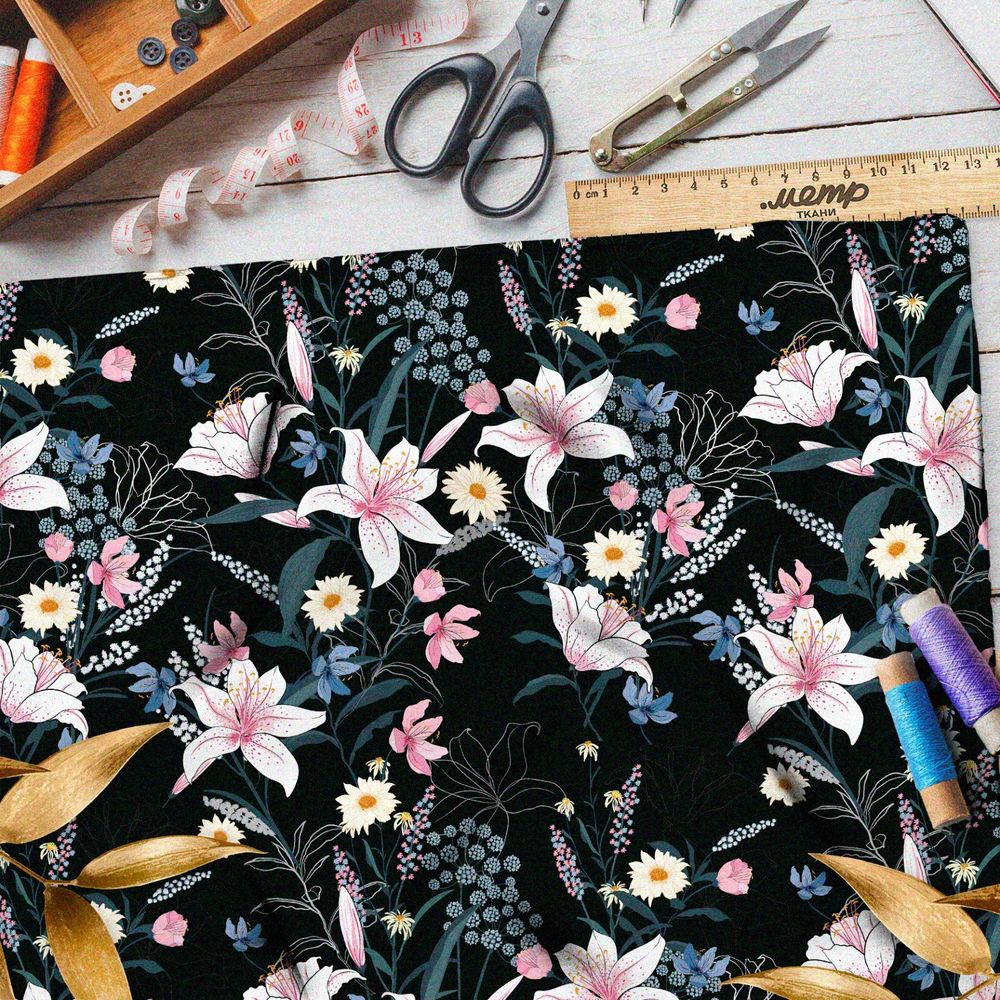 Ткань таффета нарисованные лилии и ромашки на чёрном фоне