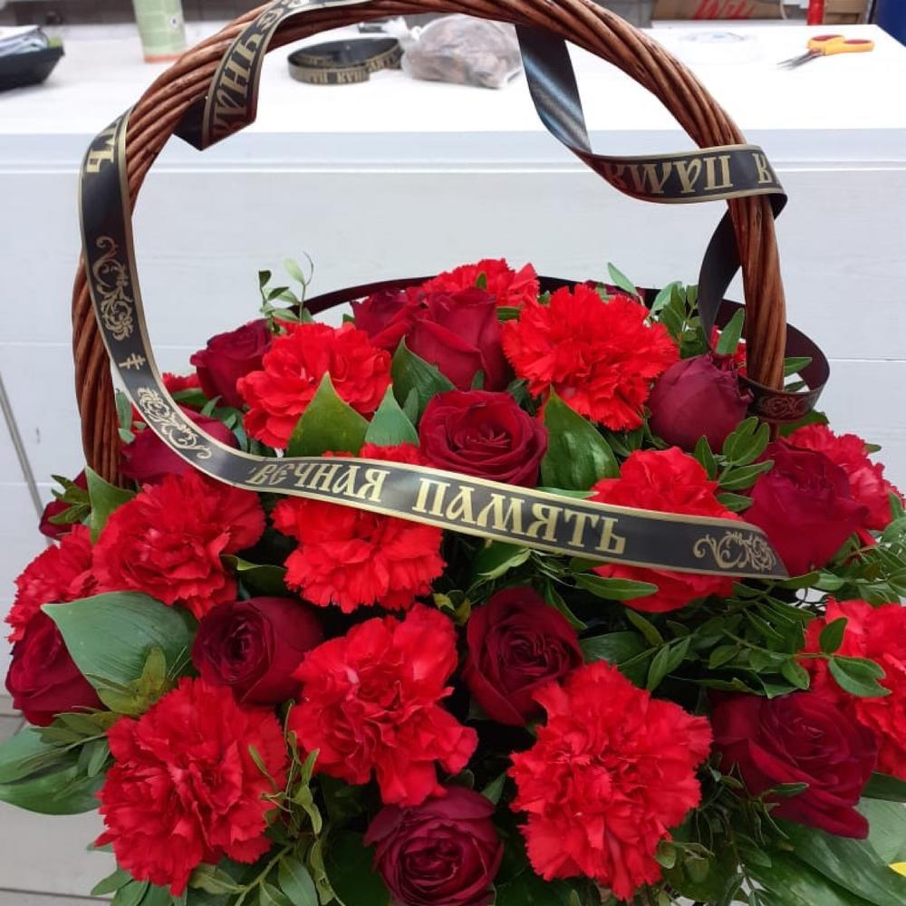 Траурная корзина с гвоздиками и розами