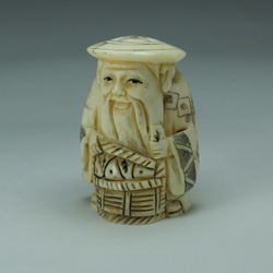 Нэцкэ Дзюродзин в круглой шапке с корзиной рыбы