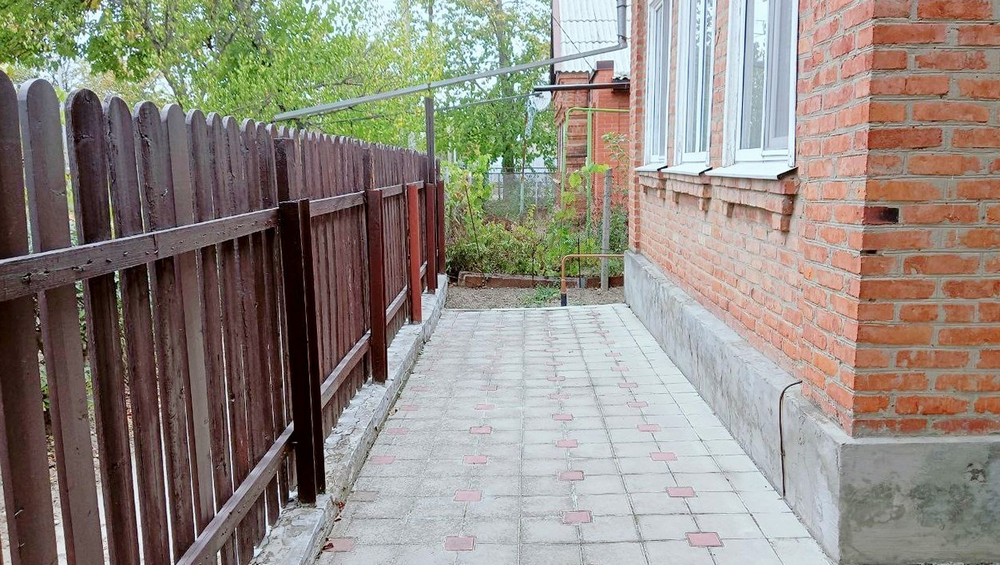 2а дома в одном дворе, г.Славянск - на - Кубани.