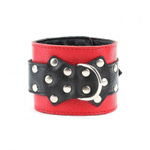 Красные наручники с чёрными проклёпанными ремешками с пряжкой (Цвет: красный с черным)