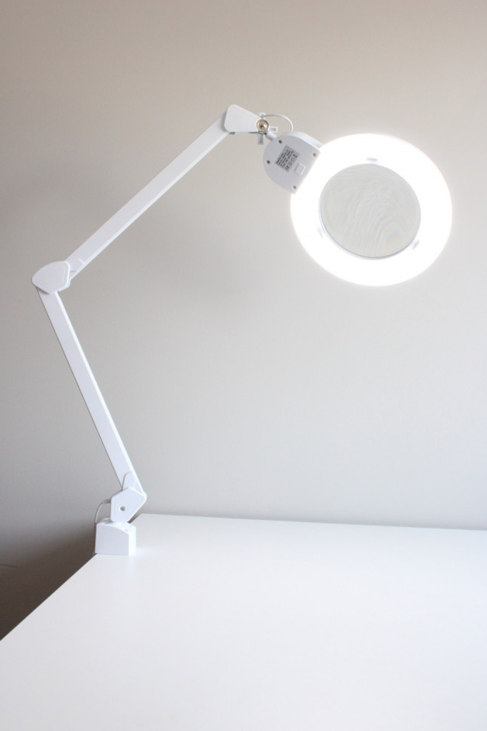 Лампа-лупа настольная на струбцине