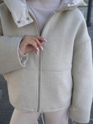 Утепленная бежевая куртка с капюшоном