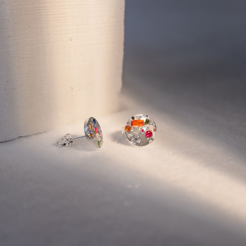 Серьги вплавленные камни цветные