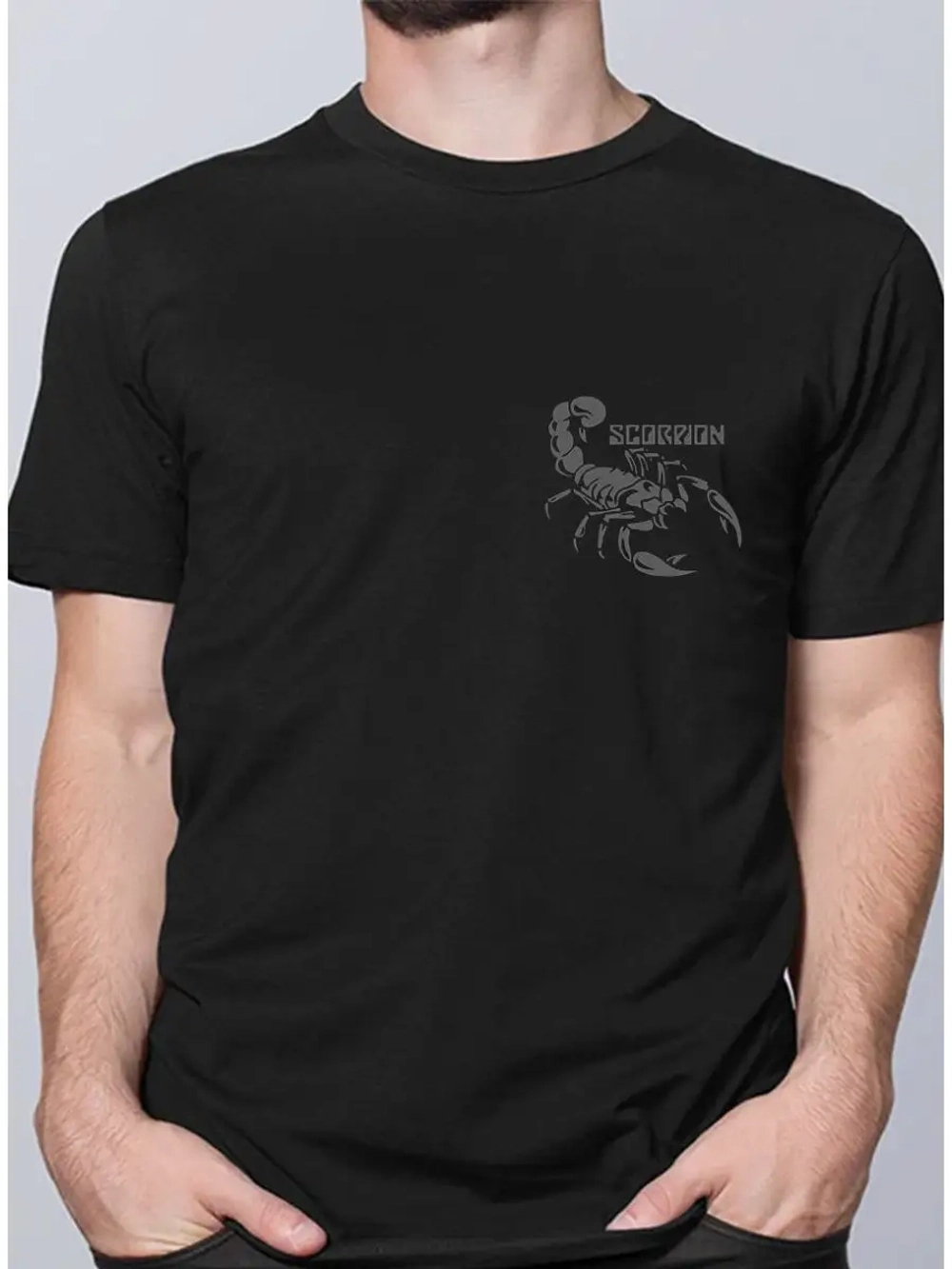 Футболка со скорпионом на груди