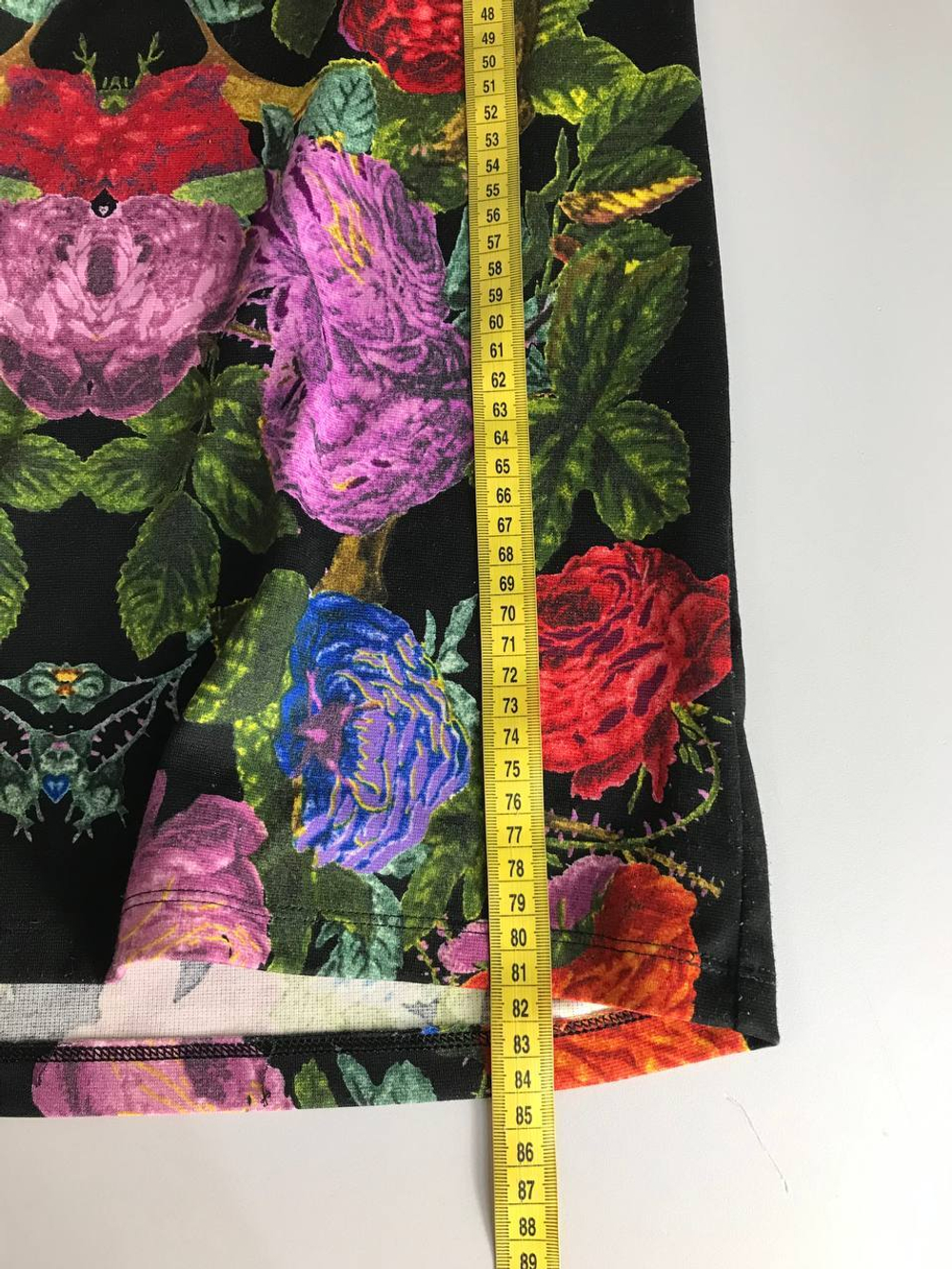 Платье H&M с яркими цветами, маркировка XS, визуально на 42 размер