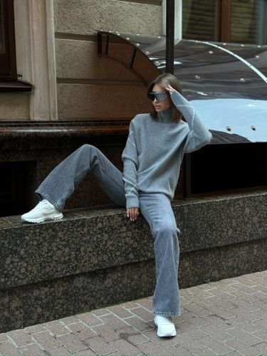 Серый свитер с узором на рукавах