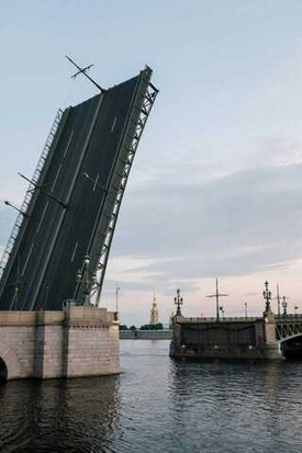 Разводные мосты Петербурга — романтика ночи и вызов для логистики города