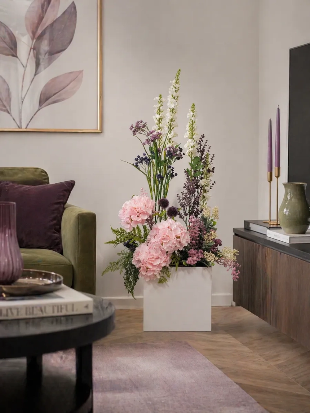 Напольная композиция из искусственных растений и цветов