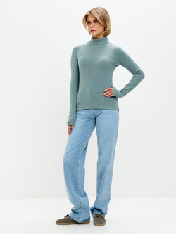 Зеленая водолазка в рубчик