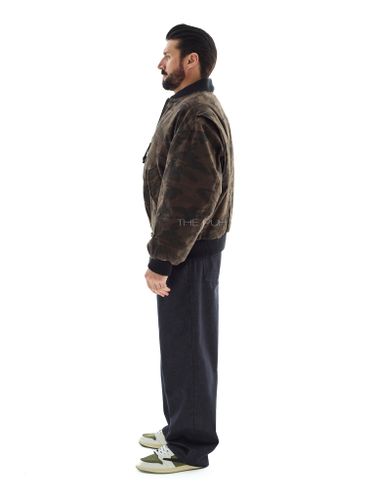 Утепленный бомбер с камуфляжным принтом