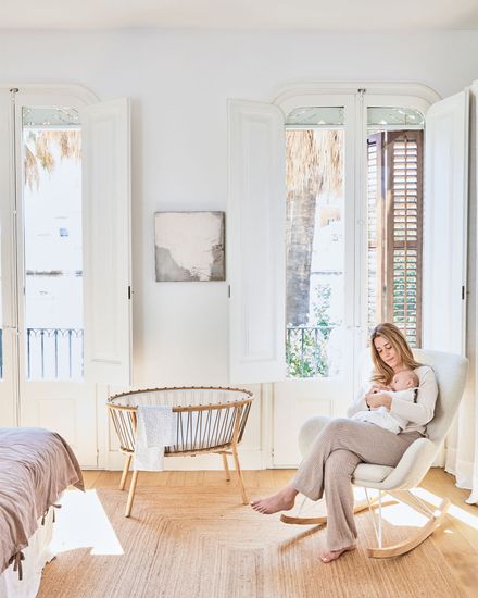 Кресло-качалка Vania из белой ткани букле Испания