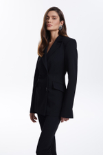 Жакет с объёмными плечами