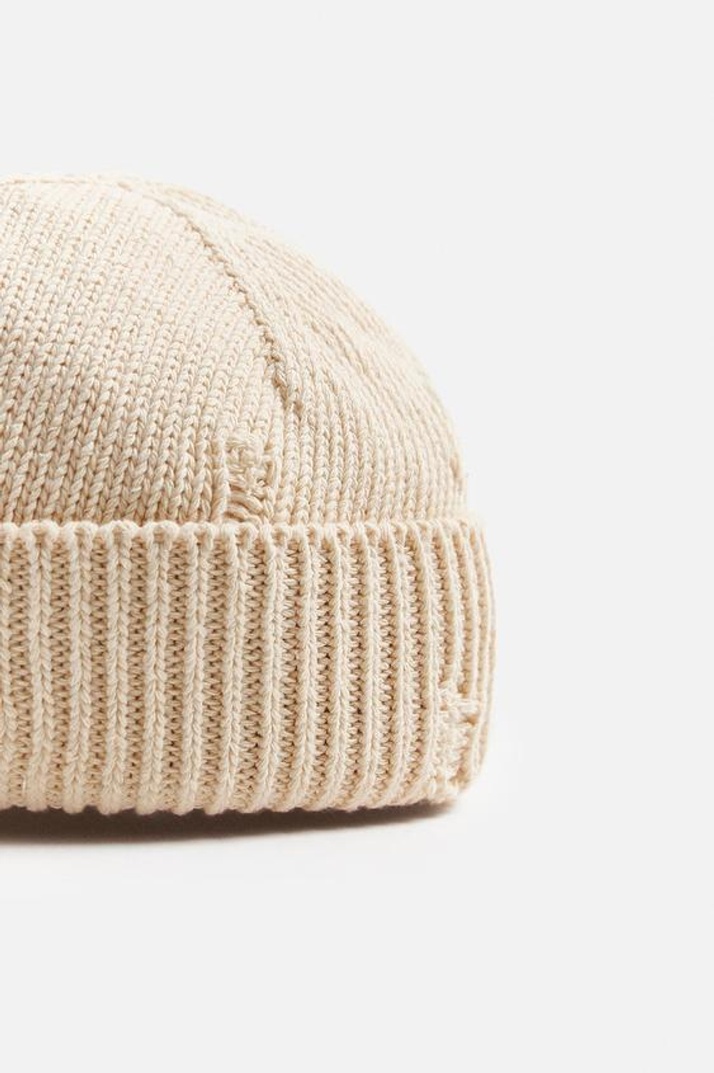 ZARA ТРИКОТАЖНАЯ ШАПКА С РАЗРЕЗАМИ, ЭКРЮ