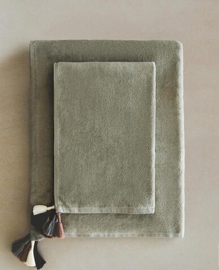 ZARA HOME БАННОЕ ПОЛОТЕНЦЕ ИЗ ВЕЛЮРА С КИСТОЧКАМИ, ЗЕЛЕНЫЙ