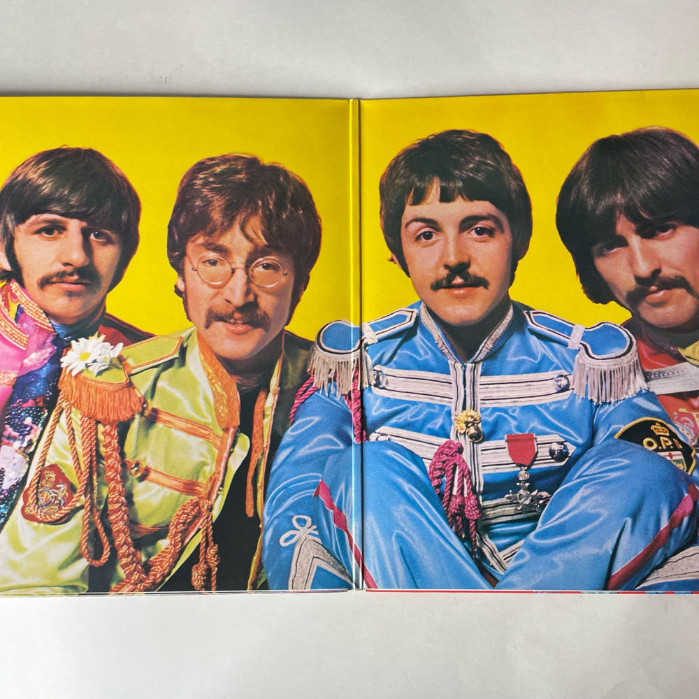 Винтажная виниловая пластинка LP The Beatles Sgt. Pepper's Lonely Hearts Club Band (Англия 1995)