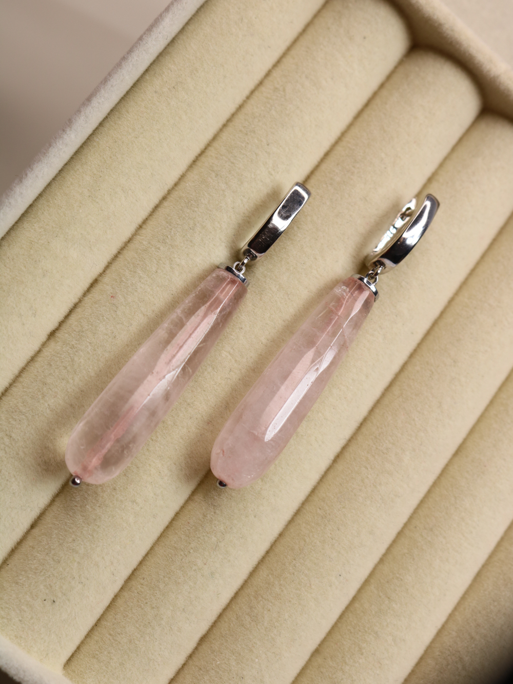 alt="Серьги «Розовая грань» — розовый кварц 4×1 см, длина 6 см — Викторинэль"