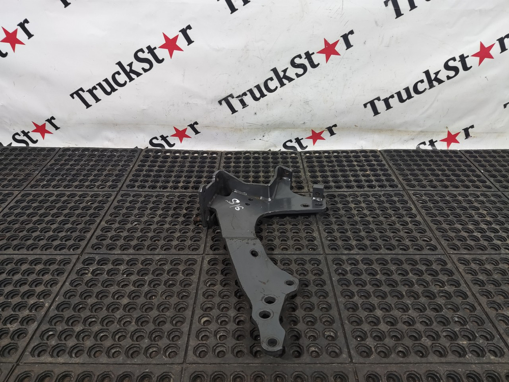 Кронштейн бампера левый