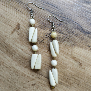 Серьги Клинышки, дерево, цвет молочный