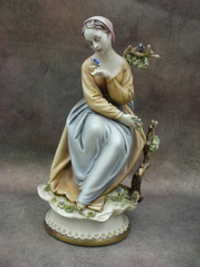 Статуэтка. Фарфор. Девушка с бабочкой. Capodimonte. Италия