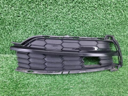 Решетка переднего бампера левая Skoda Karoq 17-21