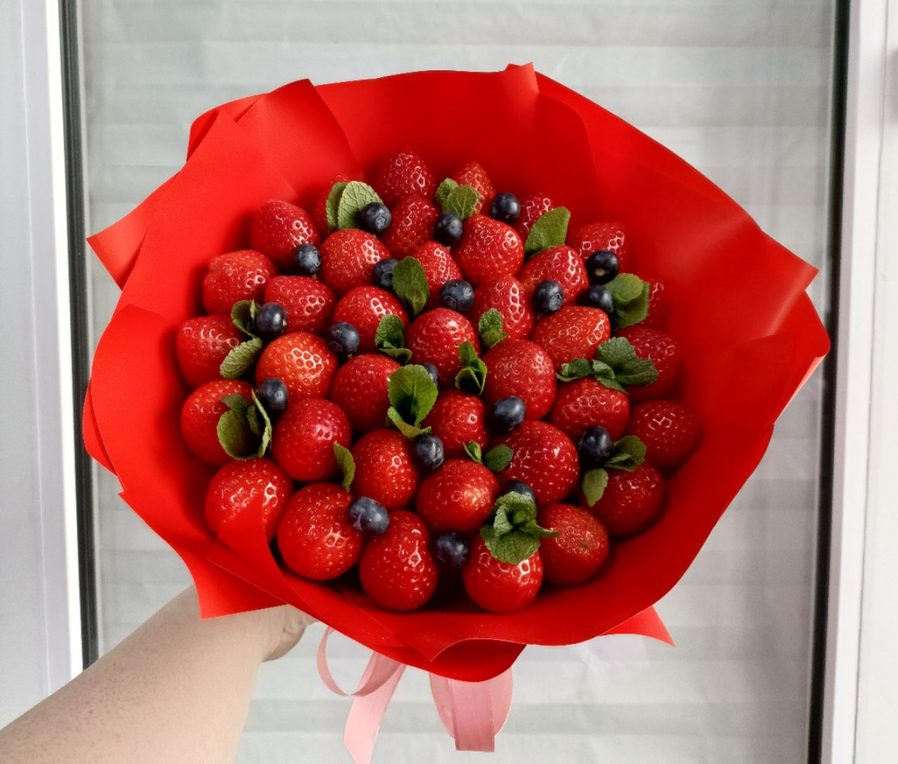 Ягодный букет из клубники и голубики