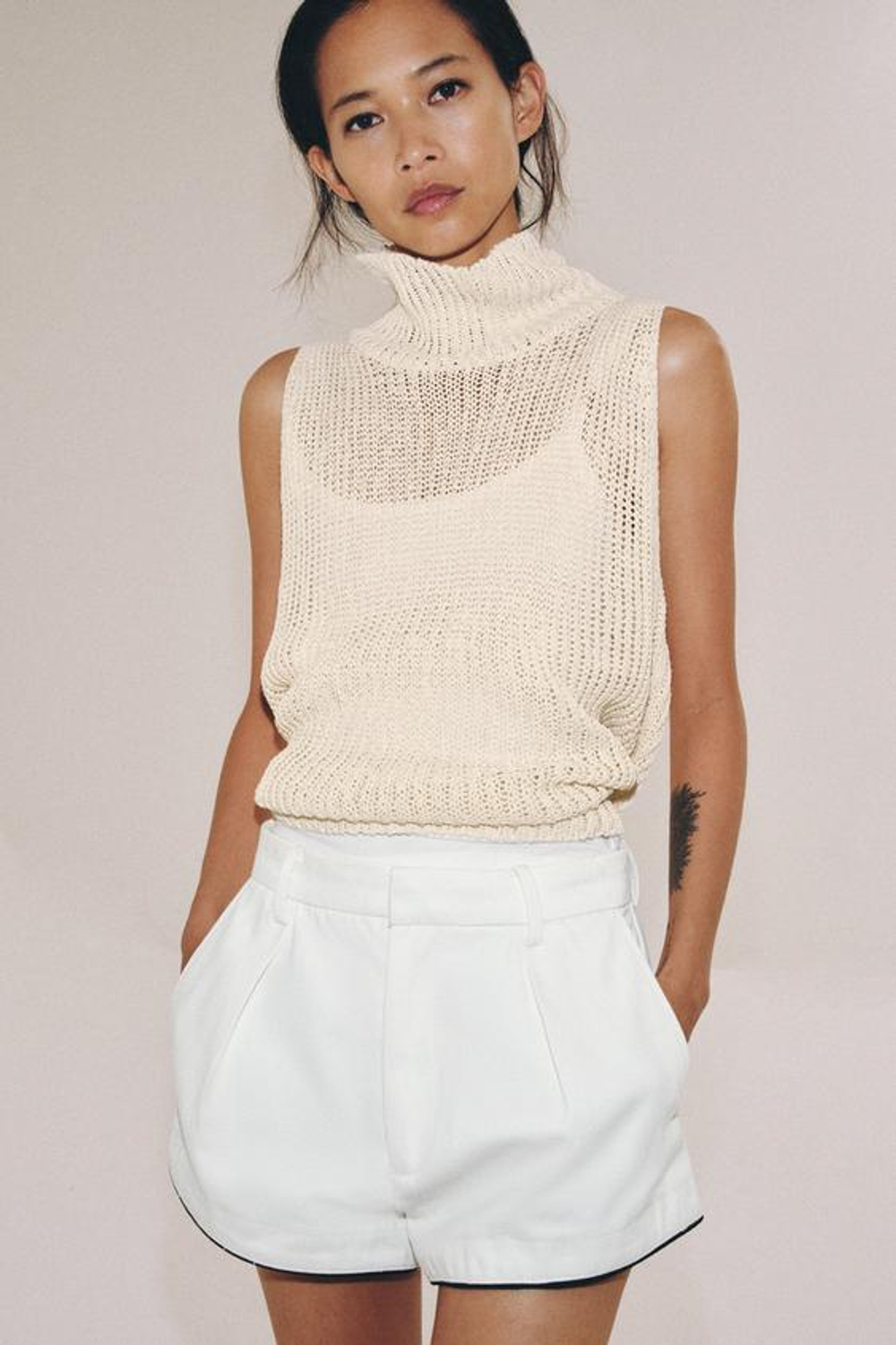 ZARA ДЖИНСОВЫЕ ШОРТЫ С ЗАЩИПАМИ — ZW COLLECTION, БЕЛЫЙ