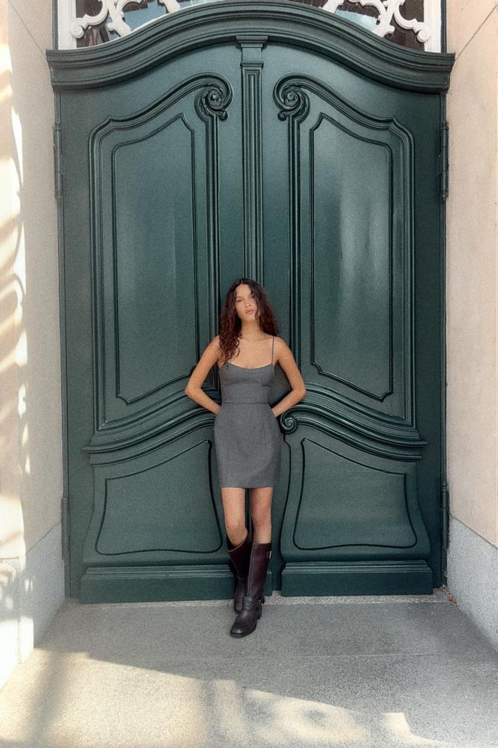 ZARA КОРОТКОЕ ПЛАТЬЕ НА БРЕТЕЛЯХ, УГОЛЬНЫЙ