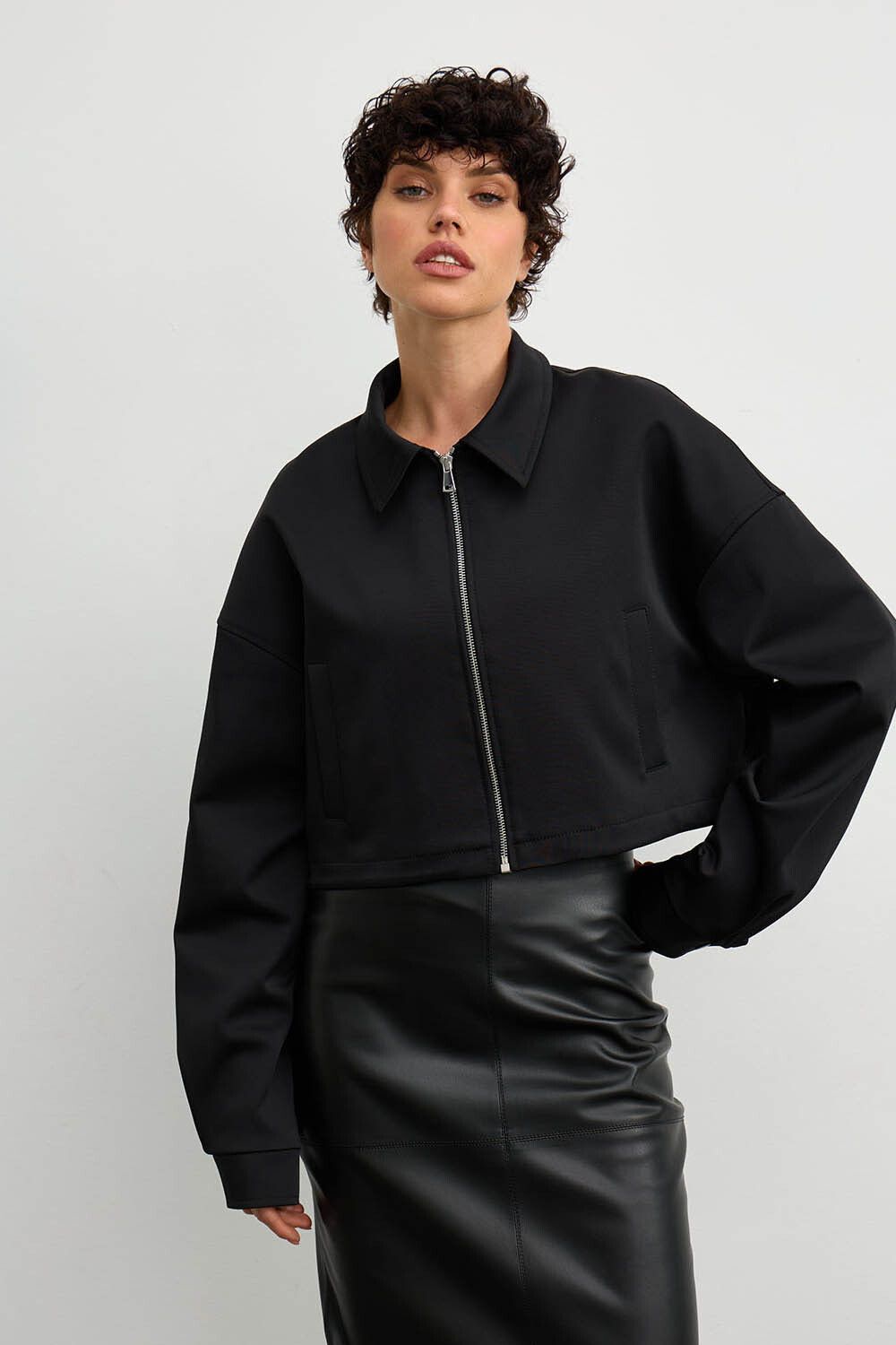 Куртка с воротом укороченная черного цвета