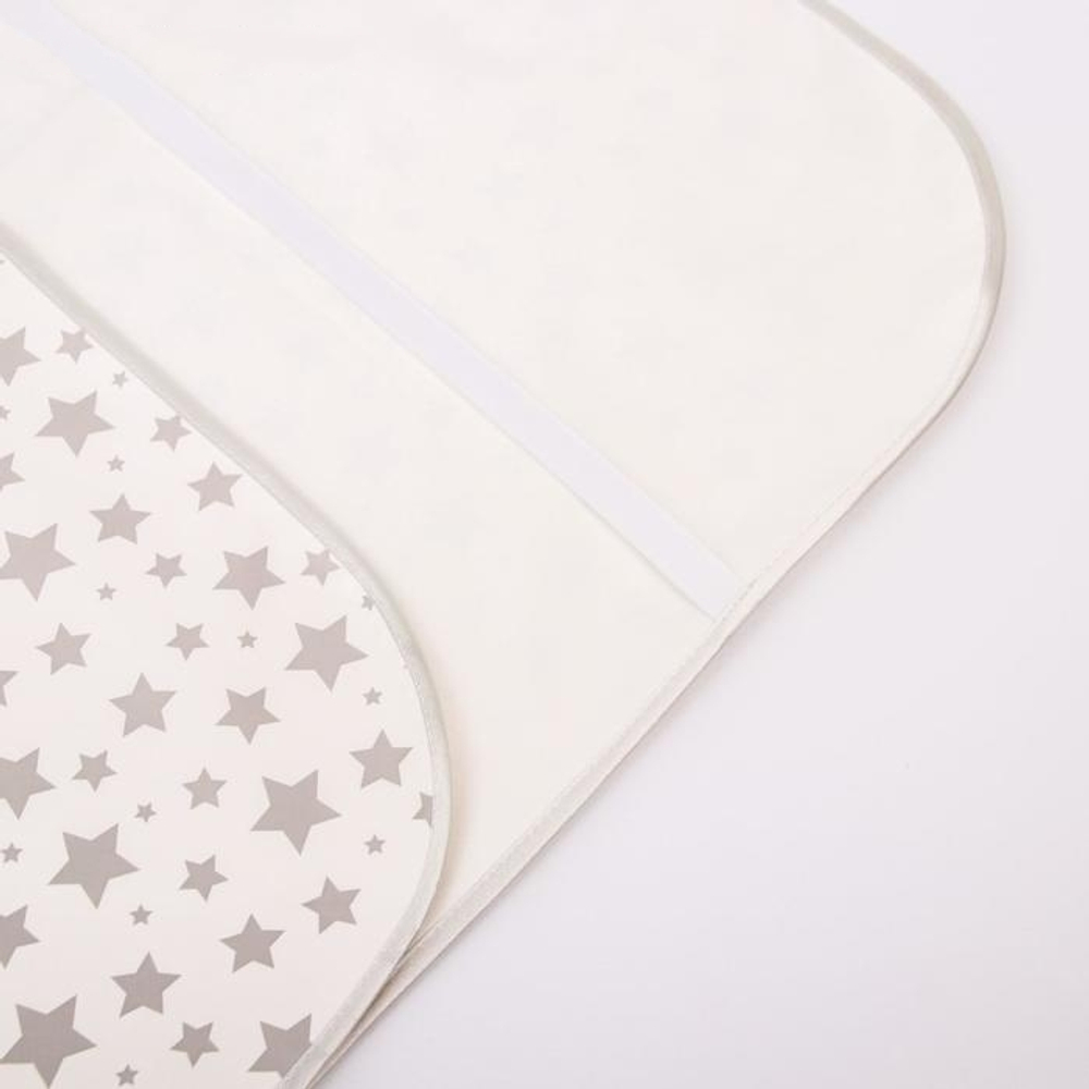 5288982 Клеёнка-наматрасник с резинками-держателями, с рисунком "Серые звезды"