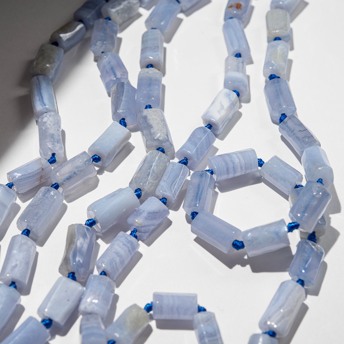 Сапфирин (голубой агат) натуральный, бочонки с гранями, 9-15,5*7-9мм
