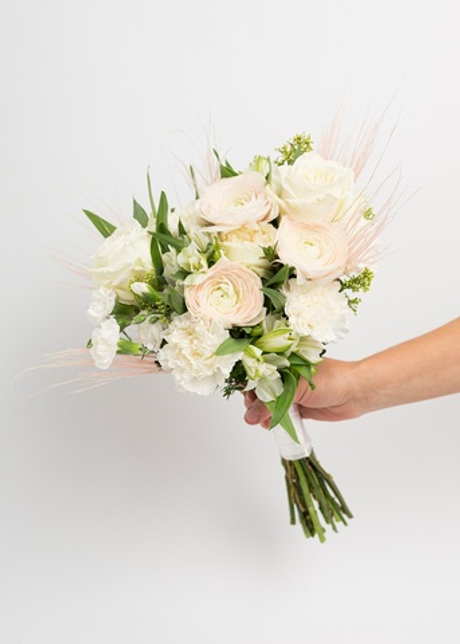 Букет невесты из ранункулюсов и пионовидной розы