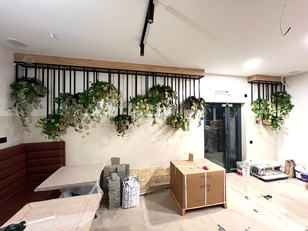 10.23. Озеленение искусственной зеленью интерьера кофейни в г. Ростов.