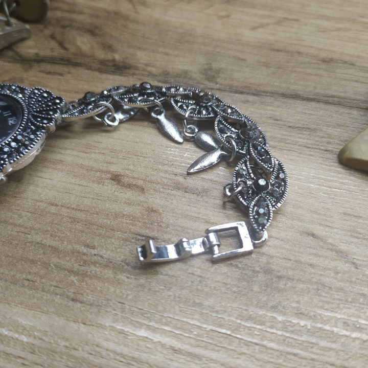 Часы Vogue Узоры циферблат черный круг в лотосах стразы графитовые металл серебристый