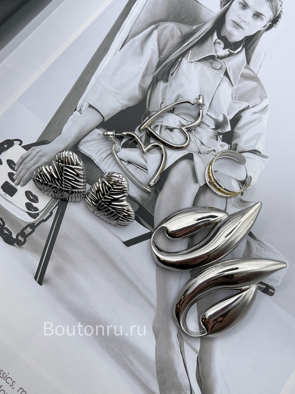 Серьги в форме сердца серебристые жатые